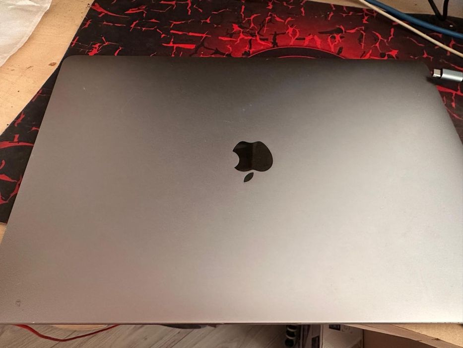 MacBook Pro 15" 2017 - i7 / 16GB RAM / 512GB / Radeon Pro 560 4GB / Baterie Nouă (14 Cicluri)!