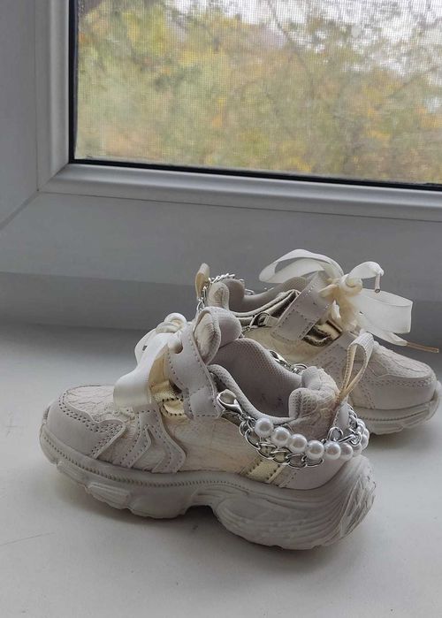 Продам детские кроссовки