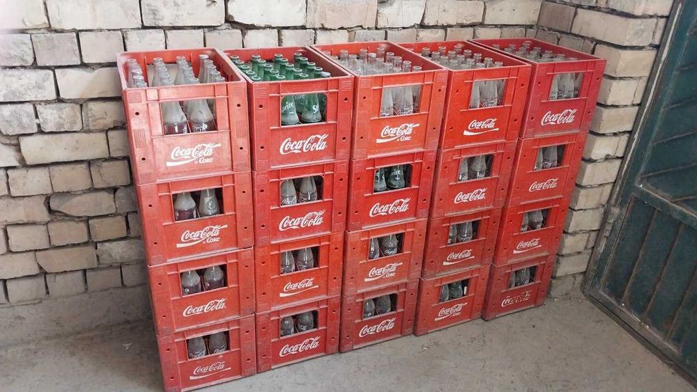 Coca-cola butilkasi yashigi bilan