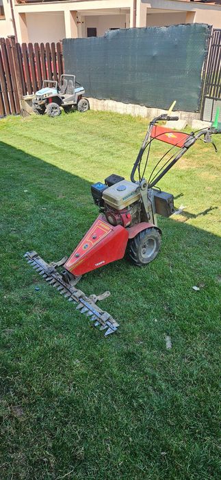 Motocoasa lama si gazon