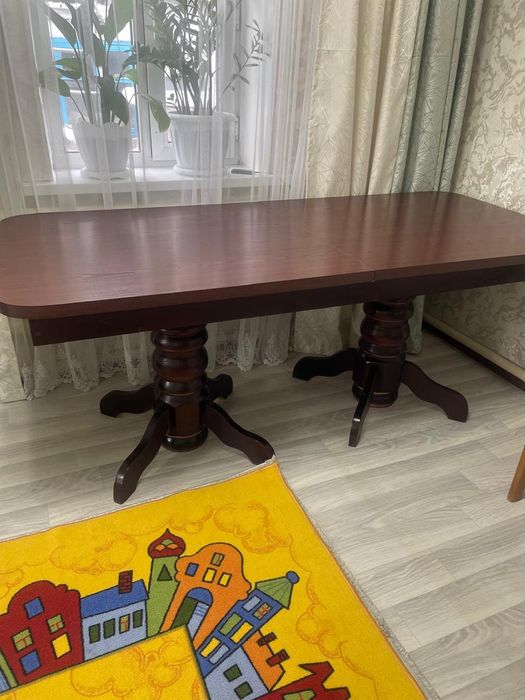 Гостевой стол в хорошем состояний