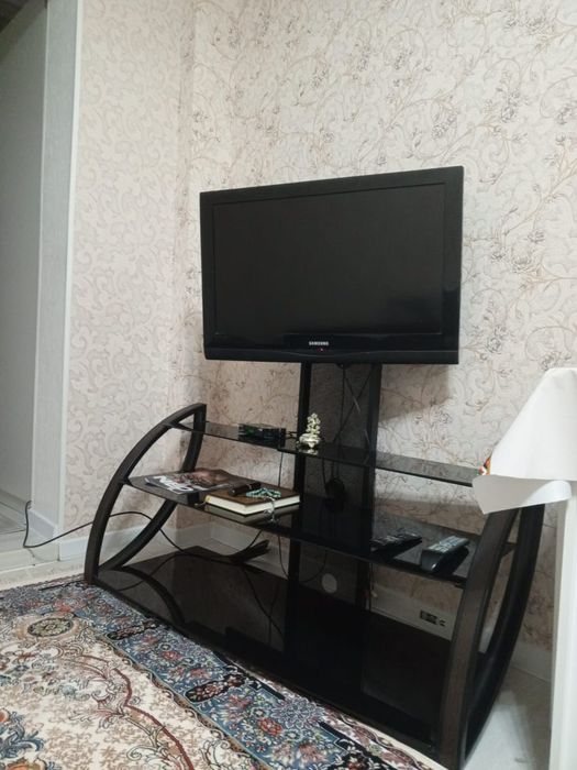 Телевизор и потставка.