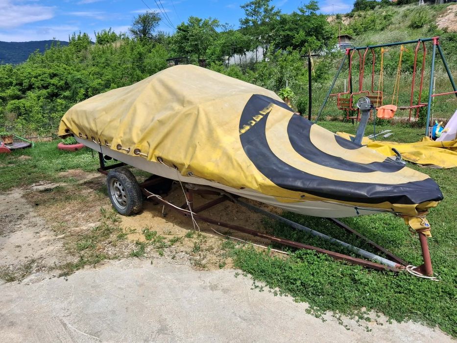 Моторна Лодка с колесар
