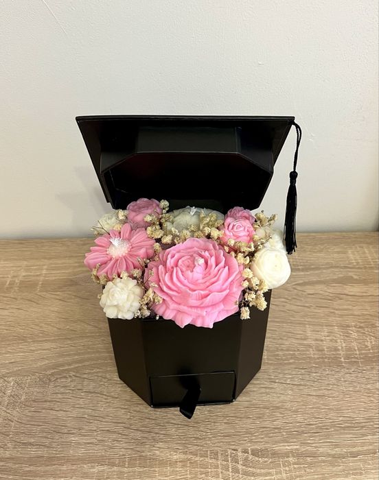 Кутия шапка със свещи за завършване