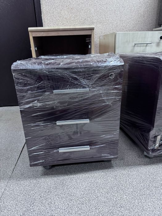 Офисная мебель тумбы кресла