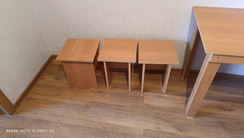 Стол и табуретка
