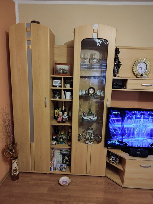Vând mobila sufragerie, canapea și tv full HD.