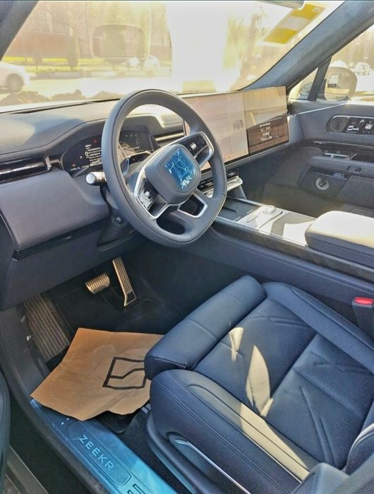 **Zeekr 9х ултра фулл
доп опция бор 
Корага салон темно синий 
70 кв б