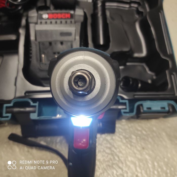 Pistol de impact BOSCH cu 2 acumulatori