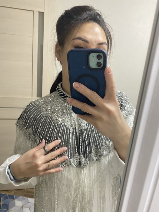 Белое платье с накидкой