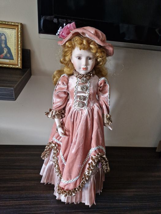 Păpușă de porțelan.