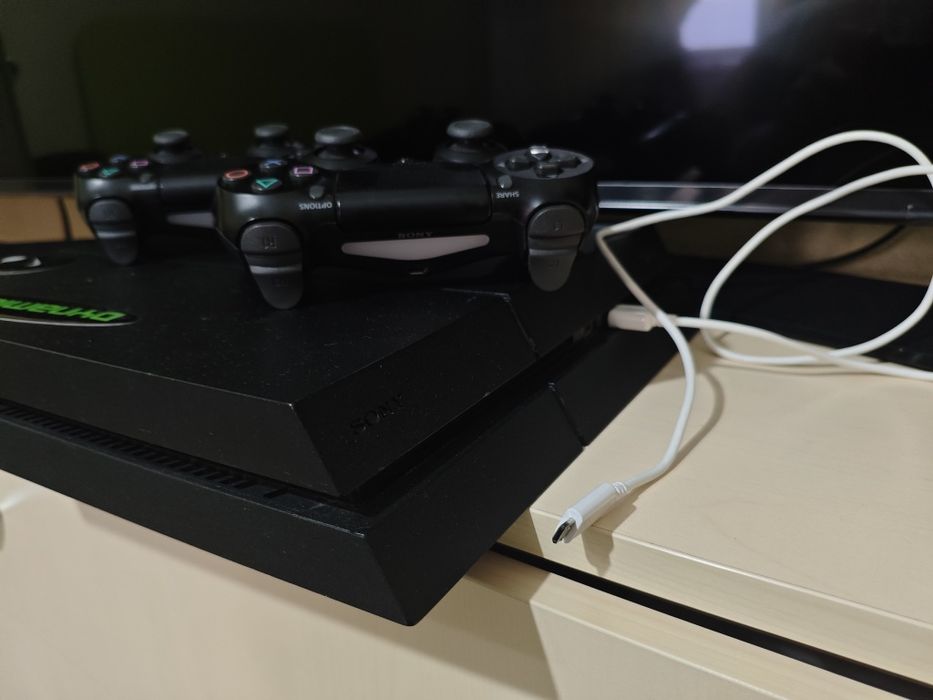 Продам пс4 фат почти новая