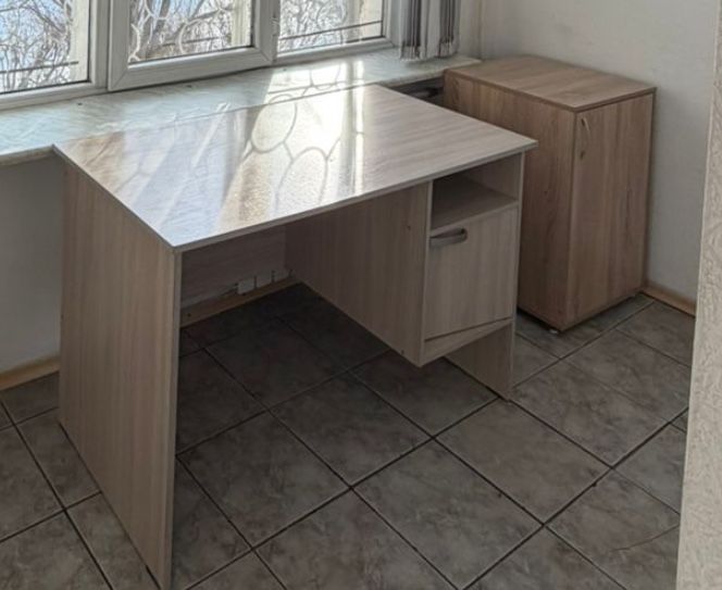 Продам стол офисный и стулья