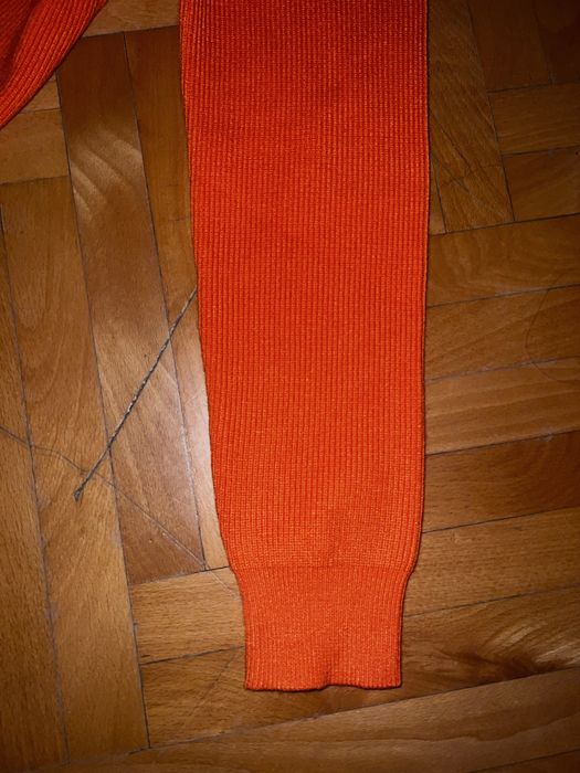 Оранжев пуловер