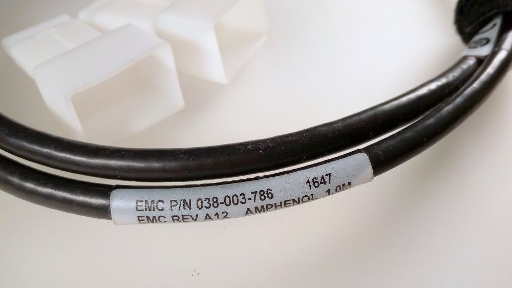 Нов кабел SAS SFF-8088 to 8088 EMC DELL IBM 716191-B21 00YE314 YJXMR