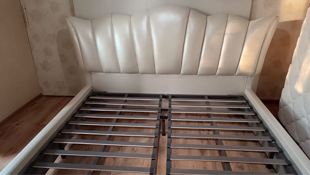 Кровать без матраса