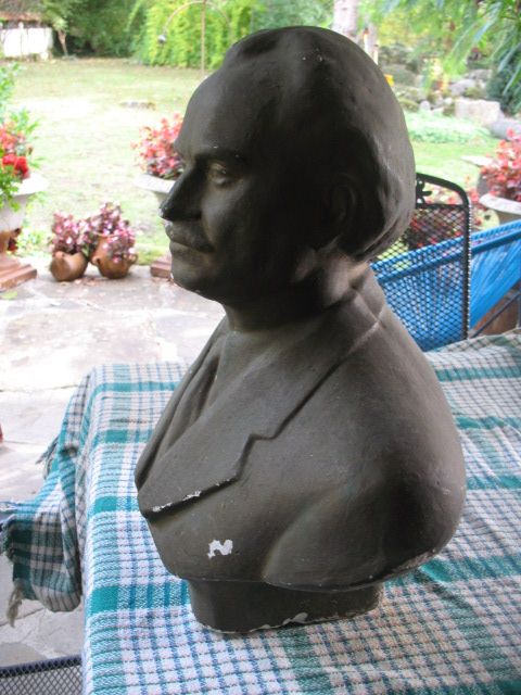 Бюст на другаря Георги Димитров-вожд и учител на българския народ.