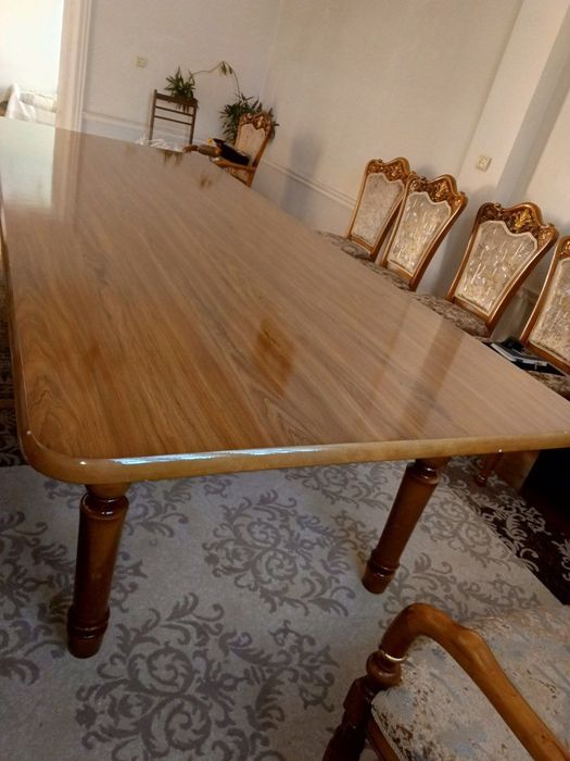 Стол и стулья для гостей