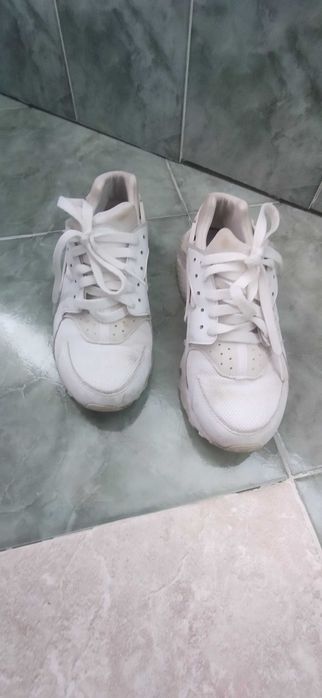 Бели маратонки Nike