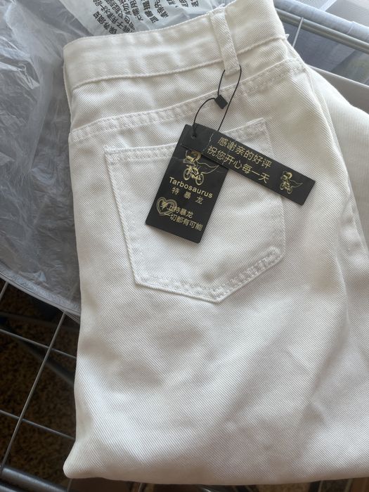 Новые белые джинсы