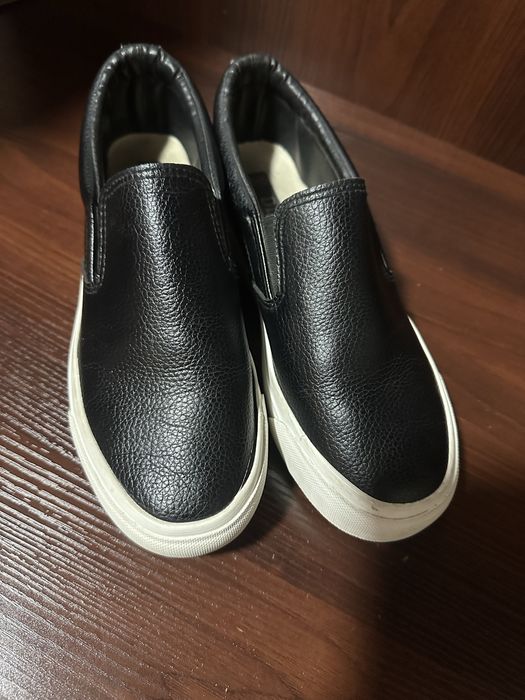 Женские черные слипоны с белой подошвой 24см