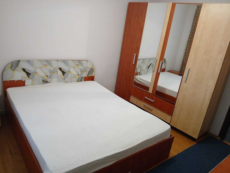 Închiriez apartament cu 2 camere