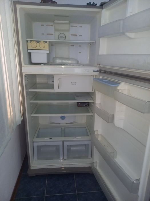 Холодильник SAMSUNG.