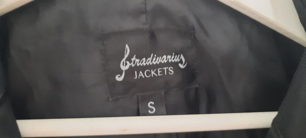 Jacheta scurta dama marca Stradivarius
