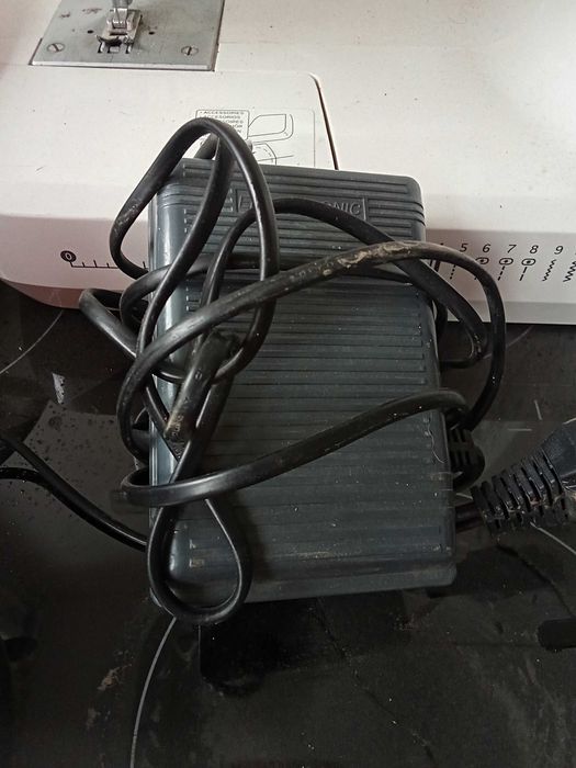 Vând mașină de cusut Toyota