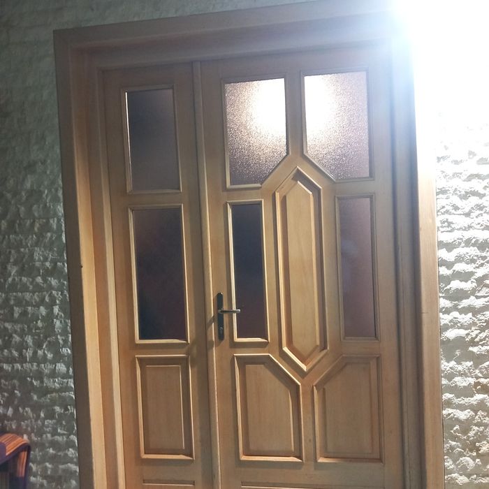 Usi din  lemn masiv