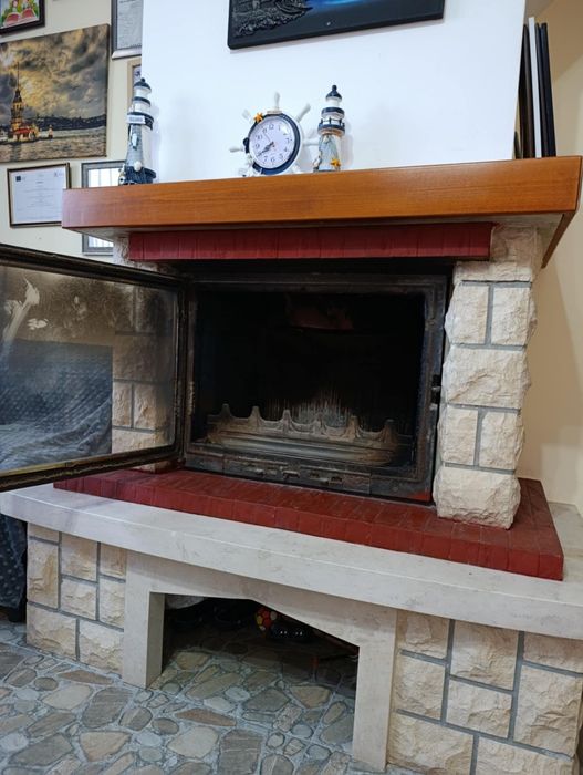 Вградена камина.