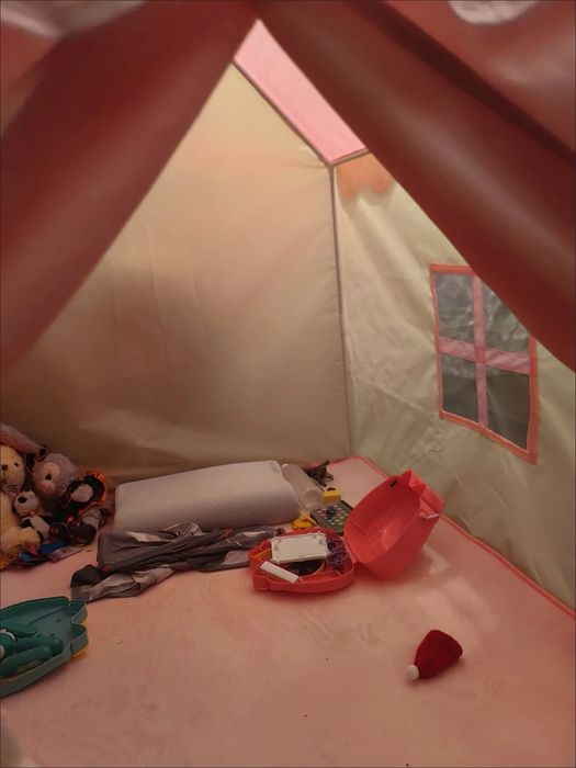 Детский домик с гирляндой