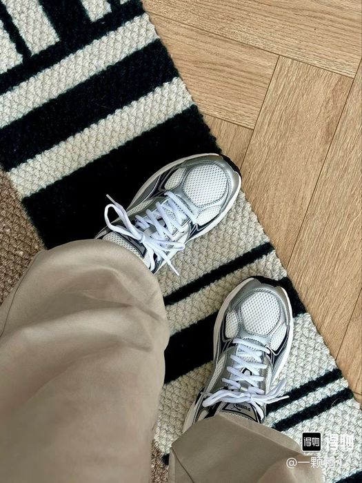 Спортивные кроссовки