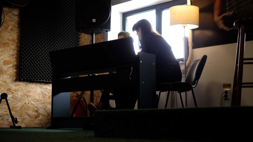 Inkmusic.ro - scoala privata de muzica, cauta in Sibiu profesori colaboratori de muzica (percutie, chitara, pian, canto)