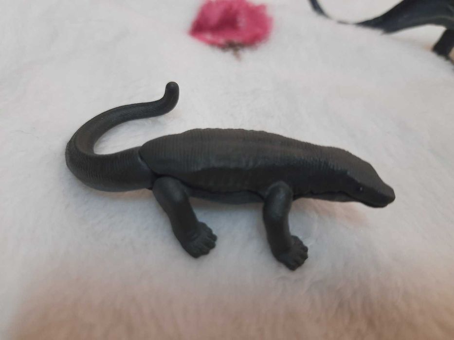 Играчки динозаври, гущер и момиче