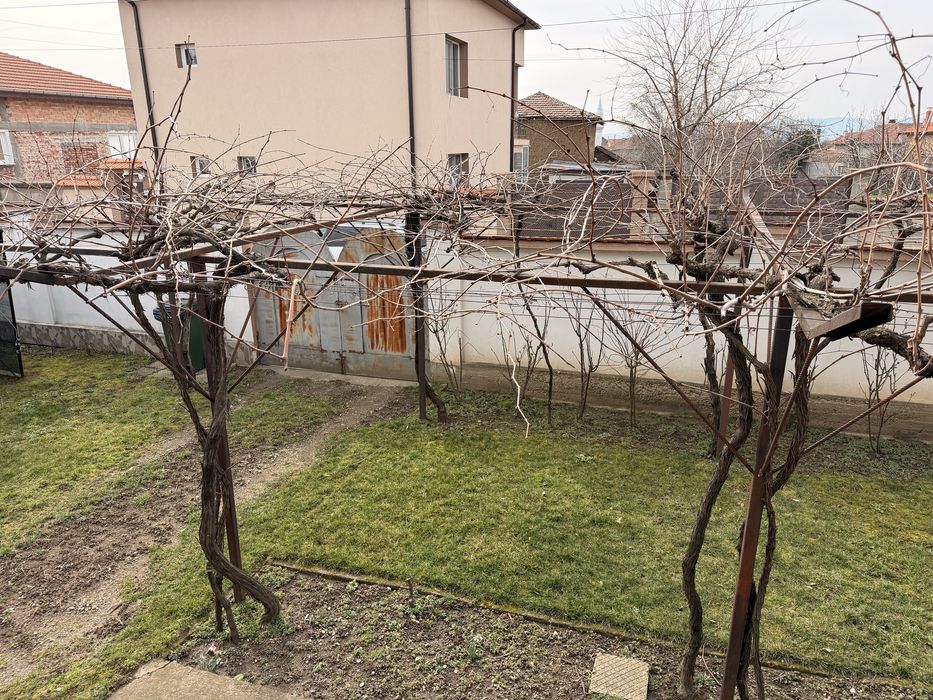 Тухлена къща с гараж в с. Шейново