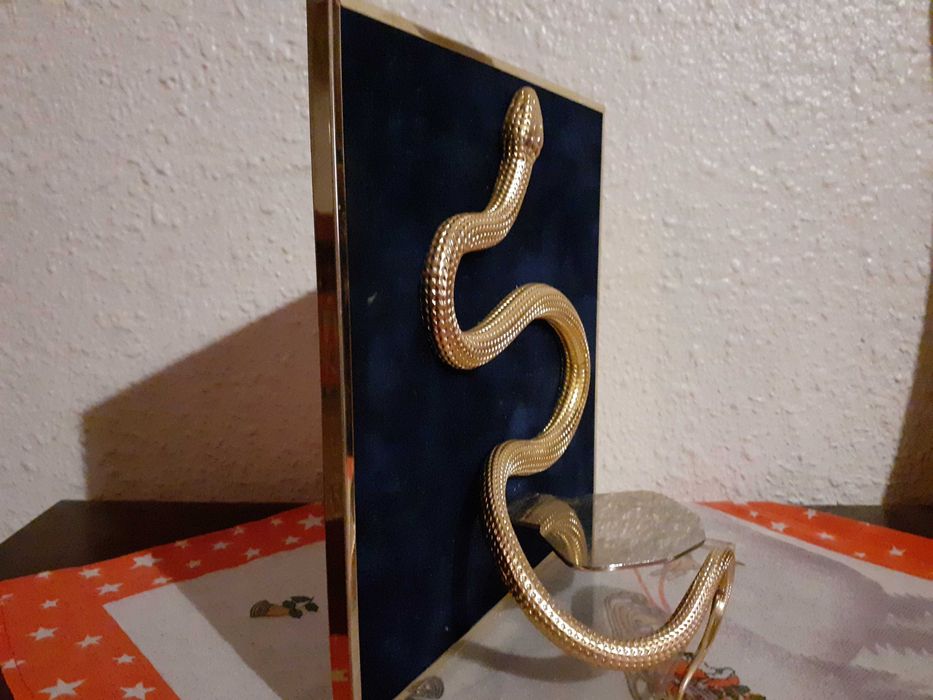 Suport cu sarpe din metal aurit pentru bijuteri