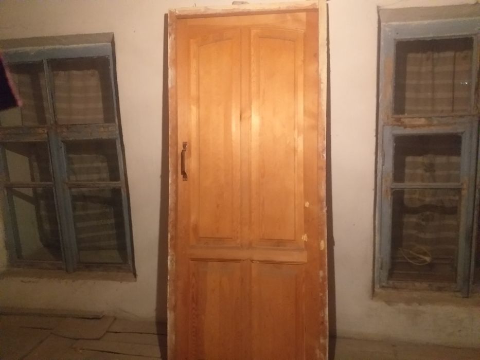 Eshik va rom oynasi bilan