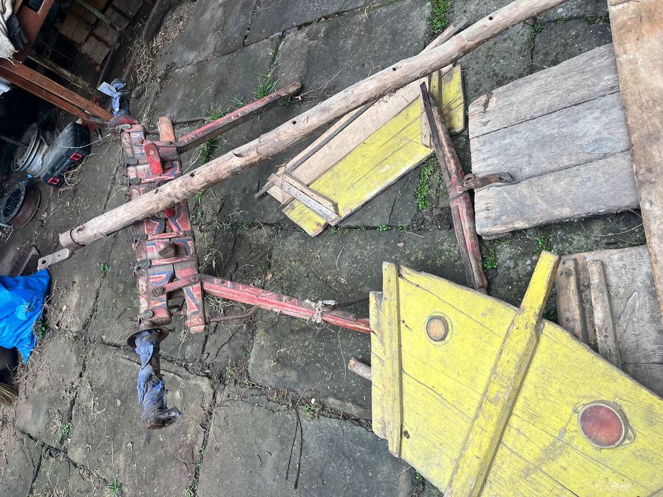 Стара каруца, разглобена