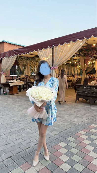 Голубое коротное цветочное платье