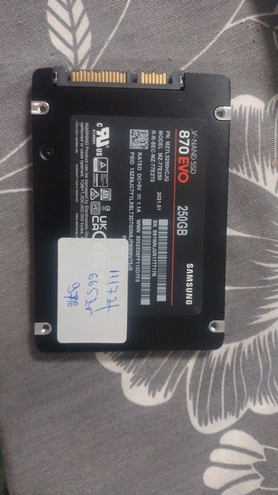 SSD  Samsung 870 EVO cu o capacitate de 250 GB