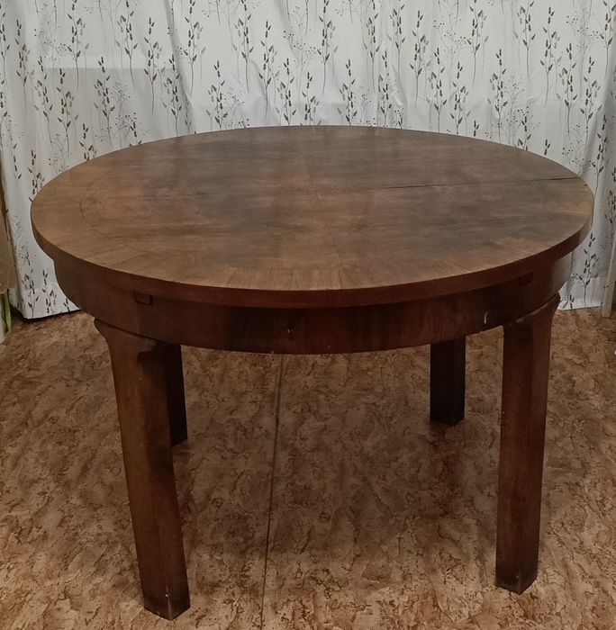 Кръгла масивна разтегателна маса