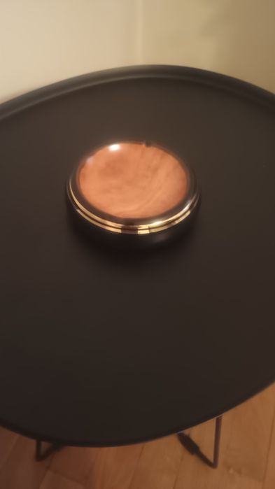 Scrumieră  elegantă nouă.