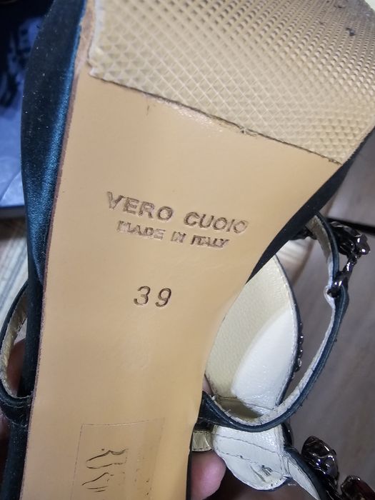 Продам  красивые босоножки Италия