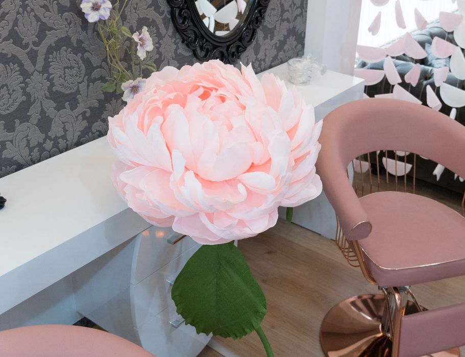 Големи хартиени цветя на стойка, украса за събития, фотосесии, витрини