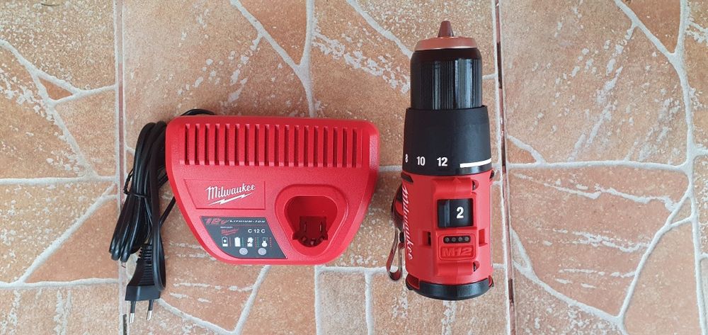 Masina de înșurubat și găurit milwaukee.