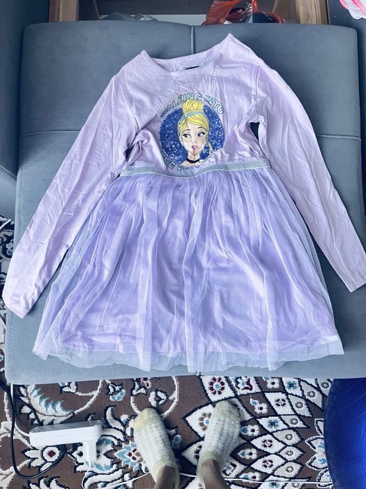 Для девочки вещи платье, сумочка и кепки