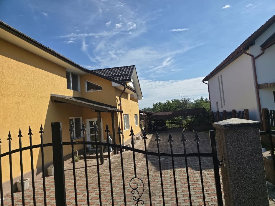 Vând casa P+E si teren