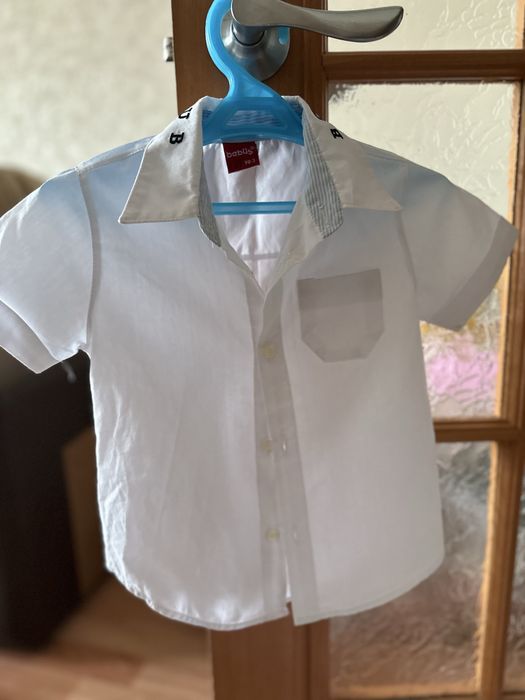 Продам две белые рубашки на мальчика