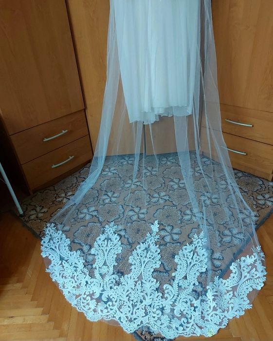 Rochie de mireasă elegantă cu voal de 2 m și trenă lungă – stare impecabilă